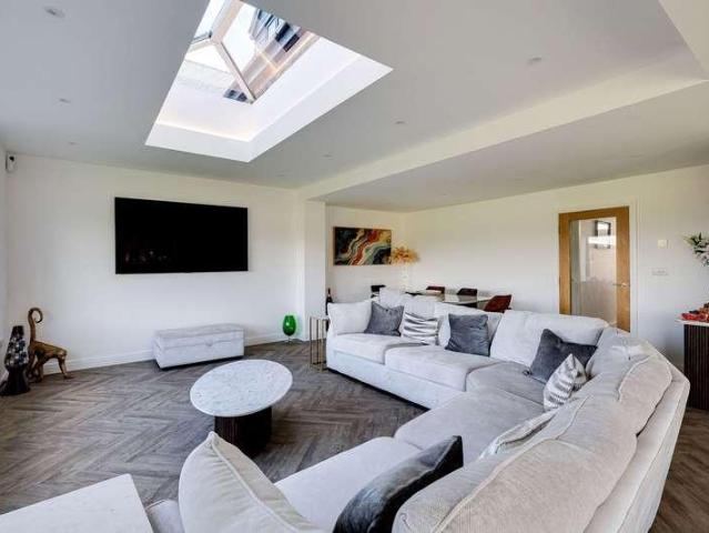 5 bed house for sale