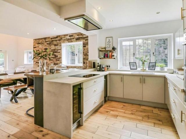 5 bed house for sale
