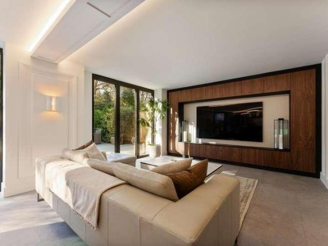 5 bed house for sale