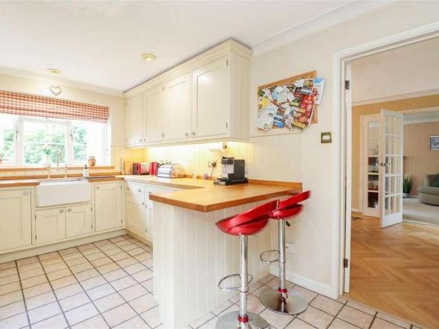 5 bed house for sale