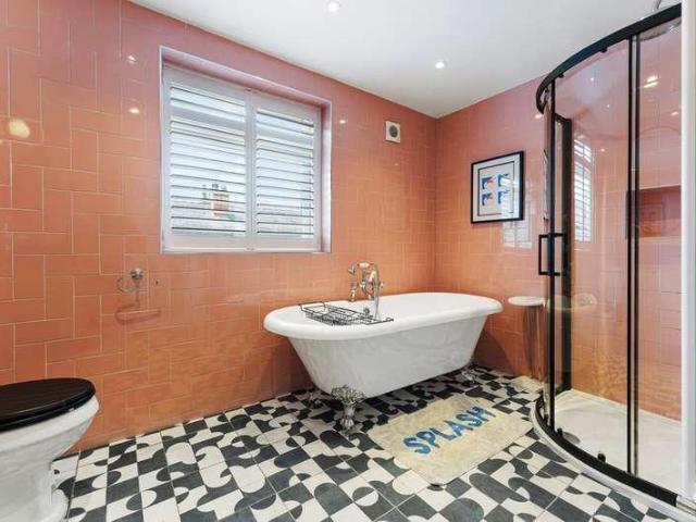 5 bed house for sale
