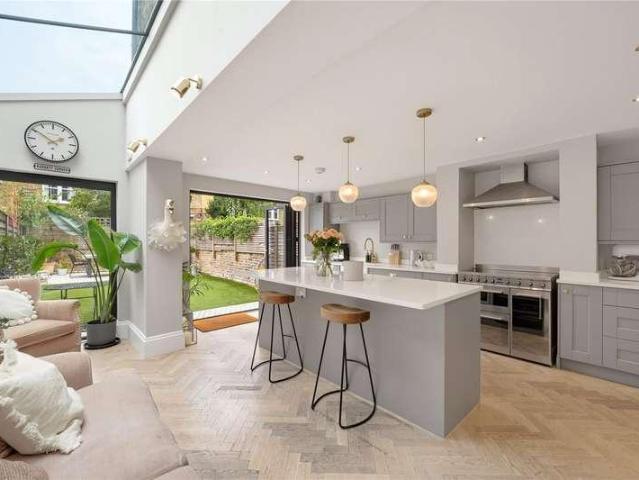 5 bed house for sale
