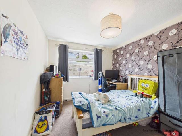 5 bed house for sale
