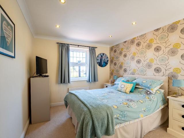 5 bed house for sale
