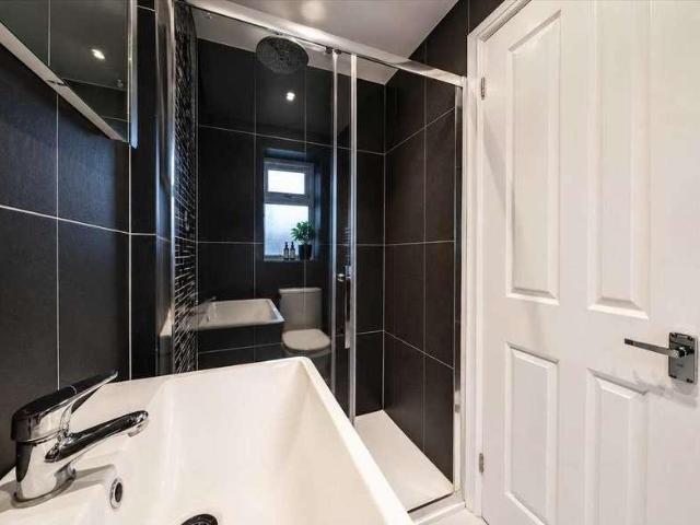 5 bed house for sale