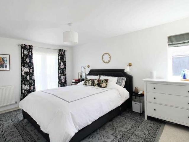 5 bed house for sale