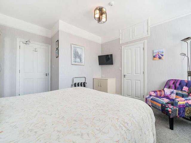 5 bed house for sale