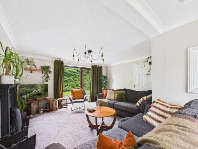 5 bed house for sale