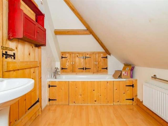 5 bed house for sale