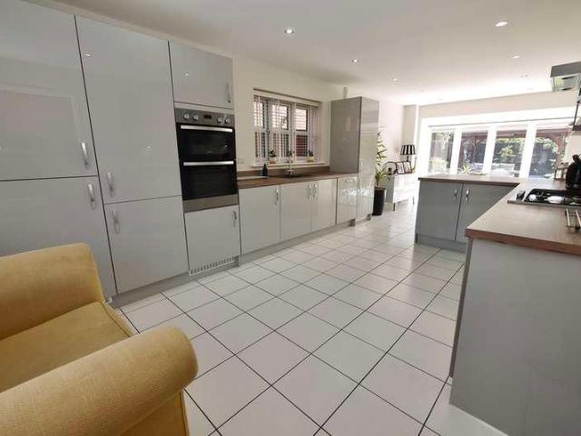 5 bed house for sale