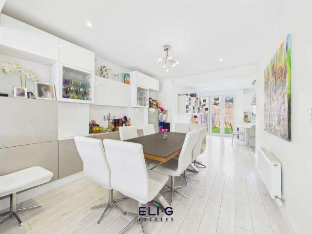 5 bed house for sale