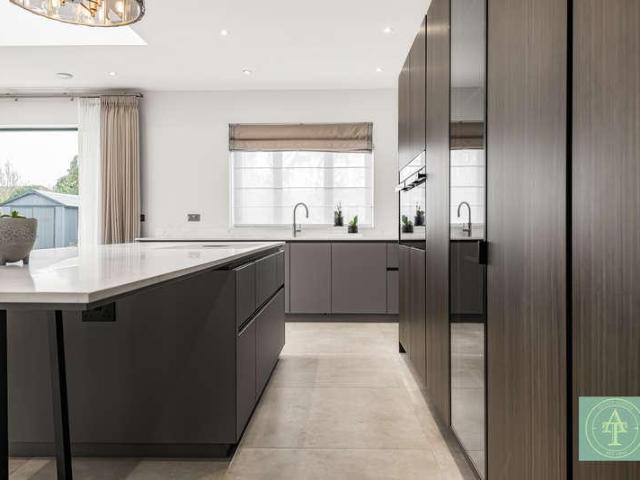 5 bed house for sale