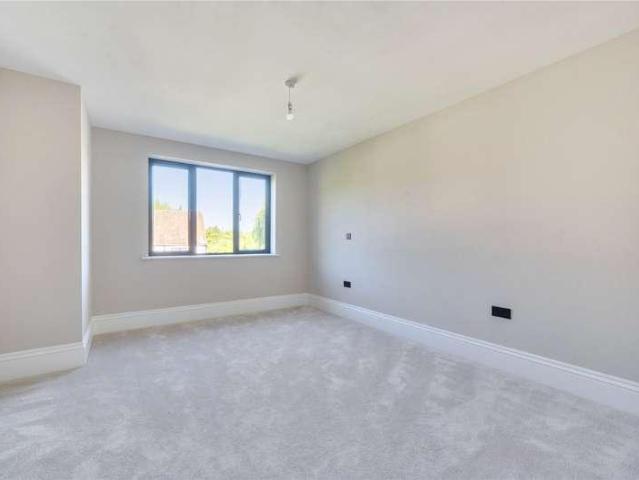 5 bed house for sale