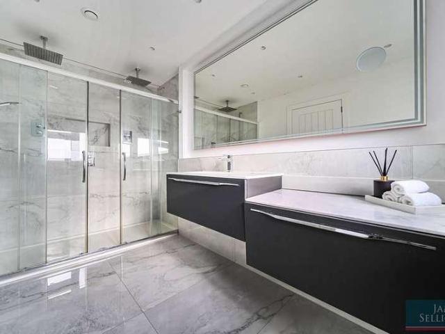 5 bed house for sale