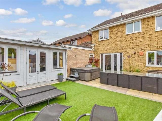 5 bed house for sale