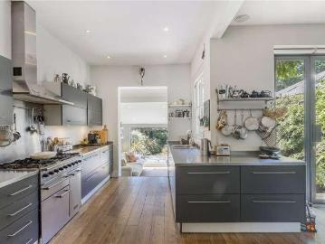 5 bed house for sale