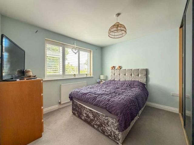 5 bed house for sale