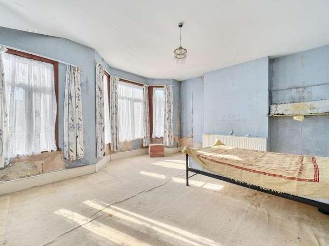 5 bed house for sale
