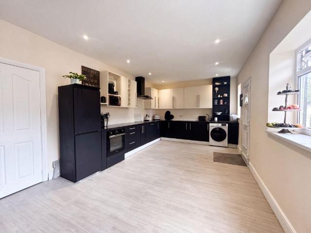 5 bed house for sale