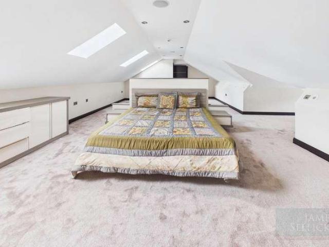 5 bed house for sale