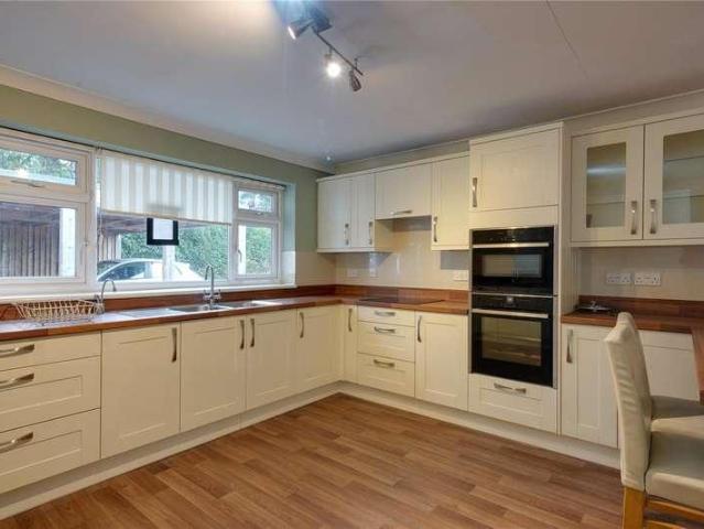 5 bed house for sale