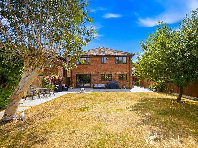 5 bed house for sale