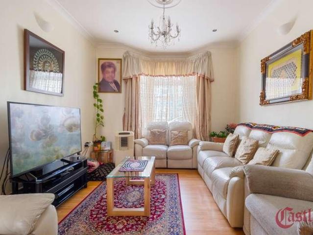 5 bed house for sale