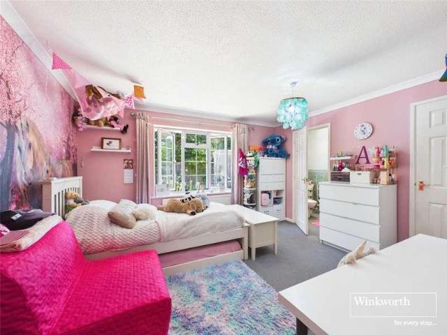 5 bed house for sale