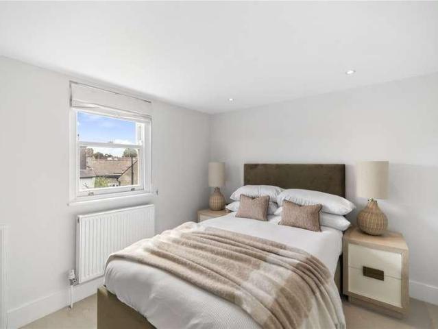 5 bed house for sale