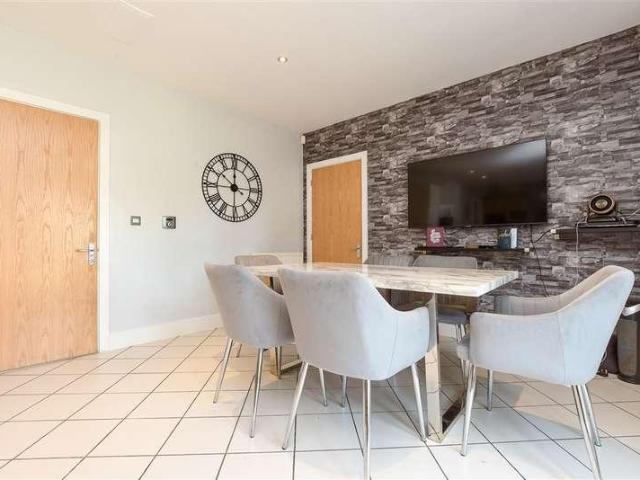 5 bed house for sale