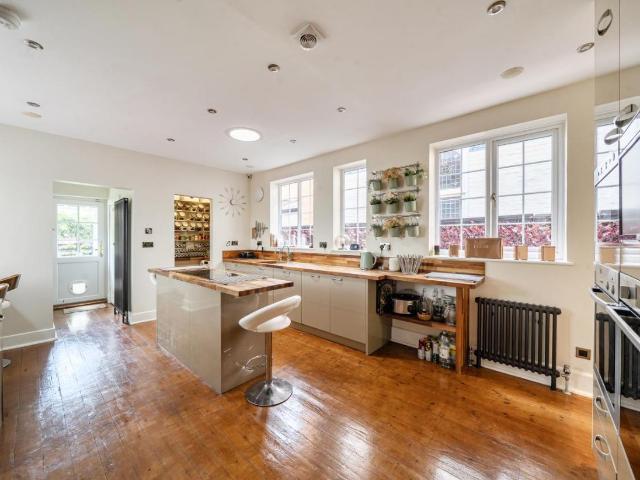 5 bed house for sale