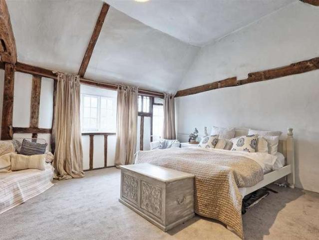5 bed house for sale