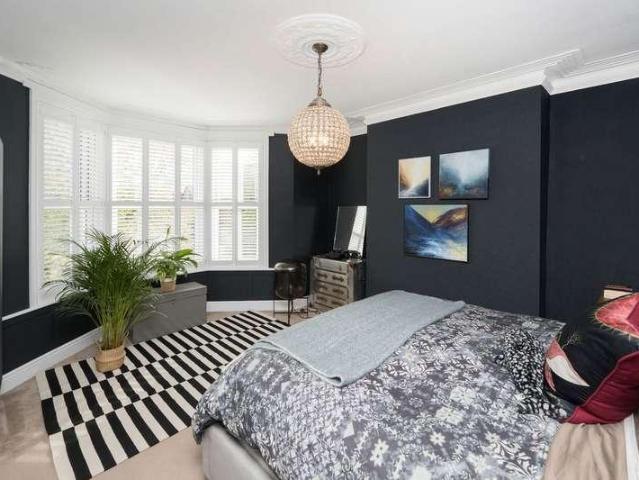 5 bed house for sale