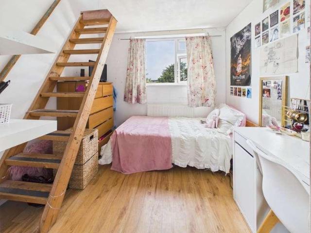 5 bed house for sale