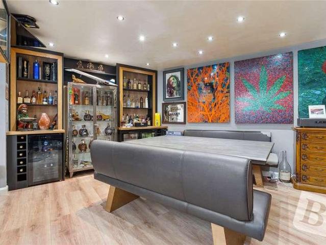 5 bed house for sale
