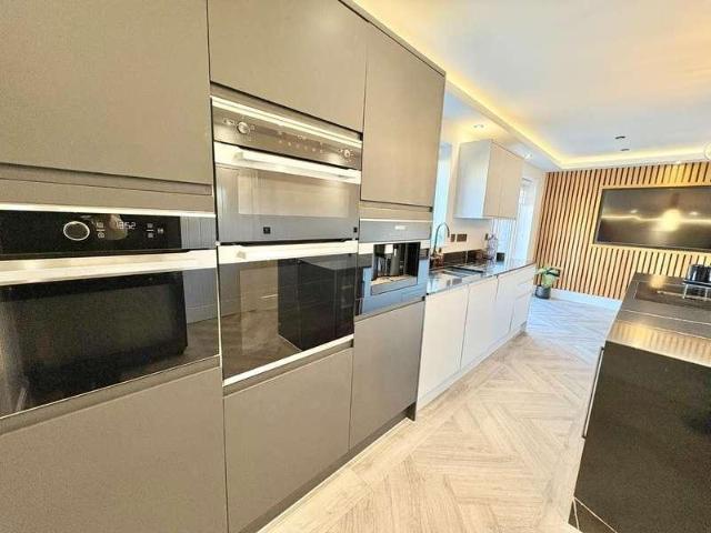 5 bed house for sale