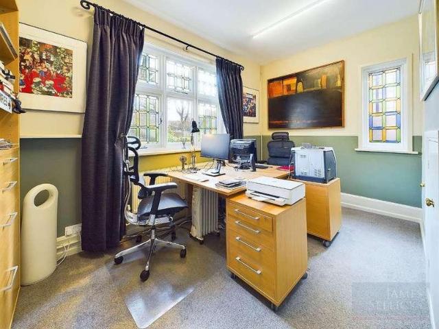 5 bed house for sale