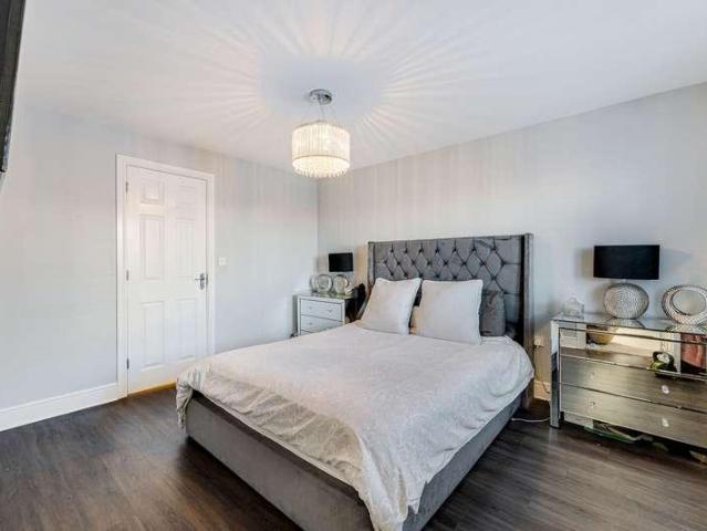 5 bed house for sale