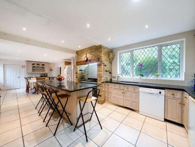 5 bed house for sale