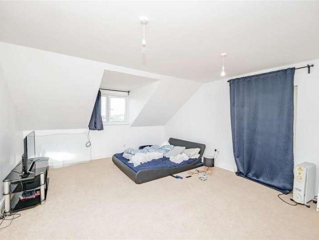 5 bed house for sale
