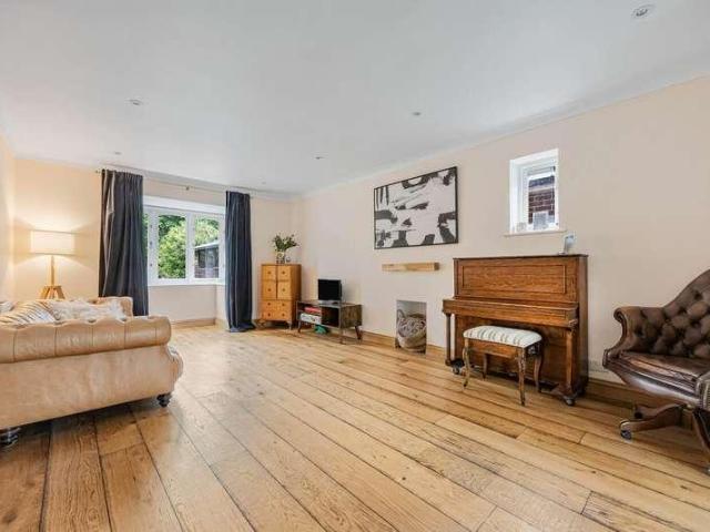 5 bed house for sale