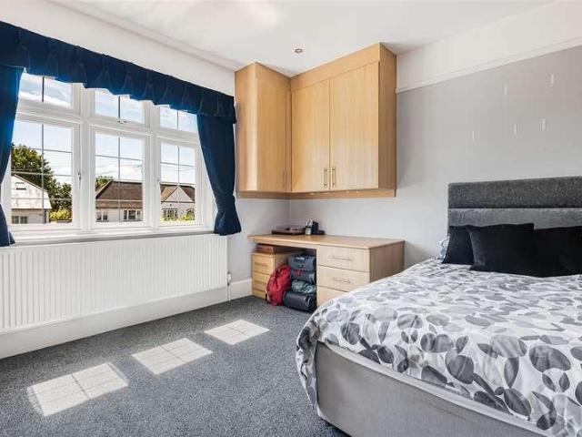 5 bed house for sale