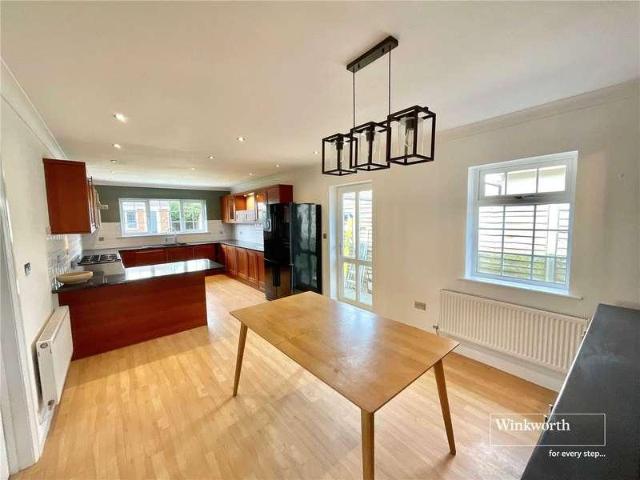5 bed house for sale