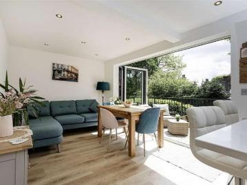 5 bed house for sale