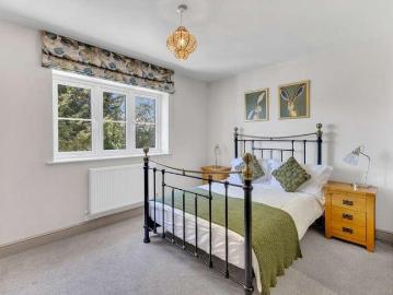 5 bed house for sale