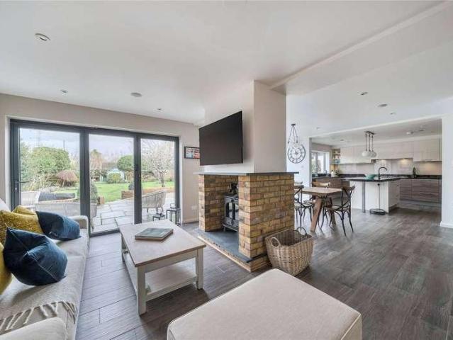 5 bed house for sale