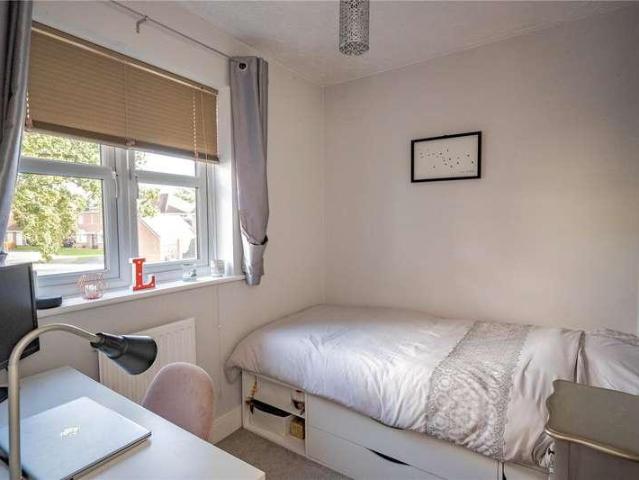 5 bed house for sale