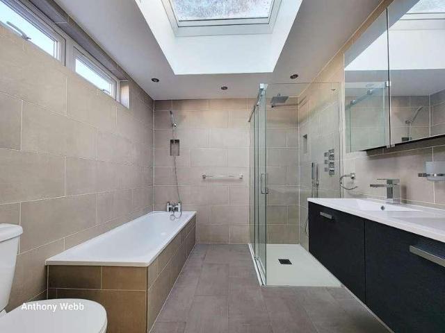 5 bed house for sale