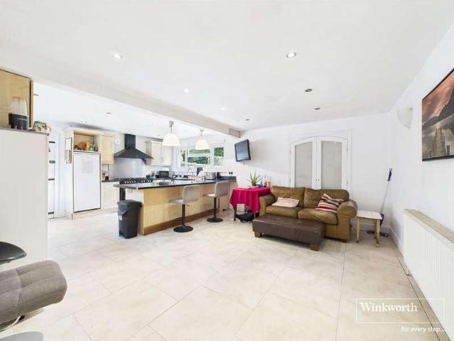 5 bed house for sale