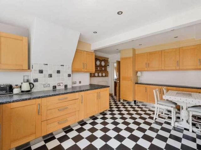 5 bed house for sale